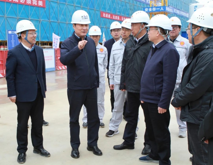 省人大常委會(huì)副主任、省...